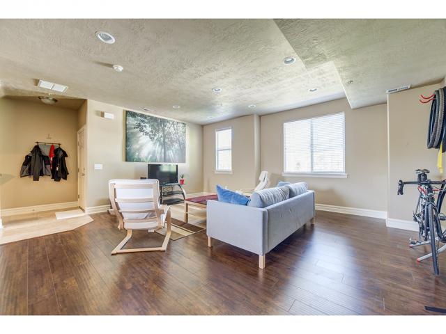 183 N L St E