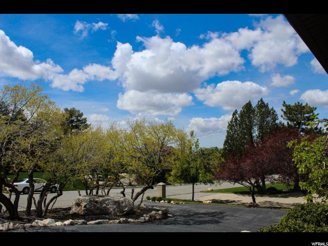2015 E Cresthill Dr