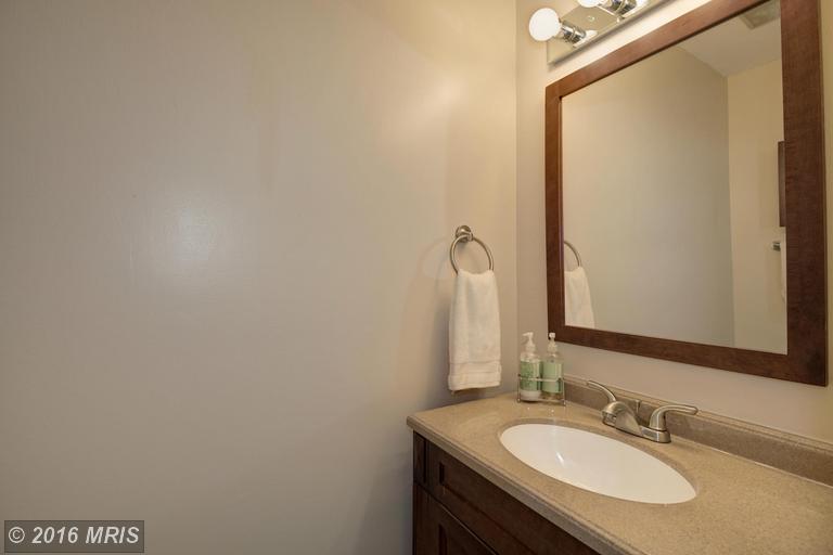 624 Clearwater Ct Herndon, VA 20170