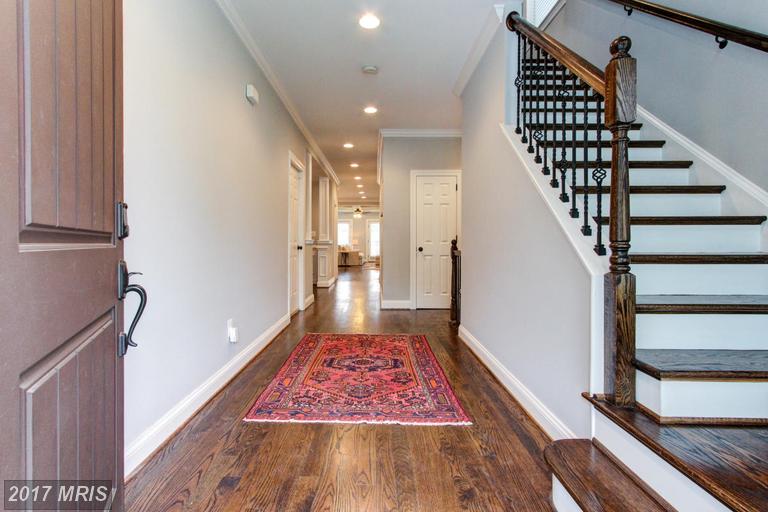 7237 Woodley Pl
