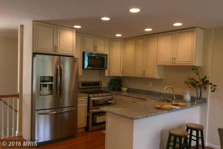 2730 Woodley Pl, Falls Church VA 22046
