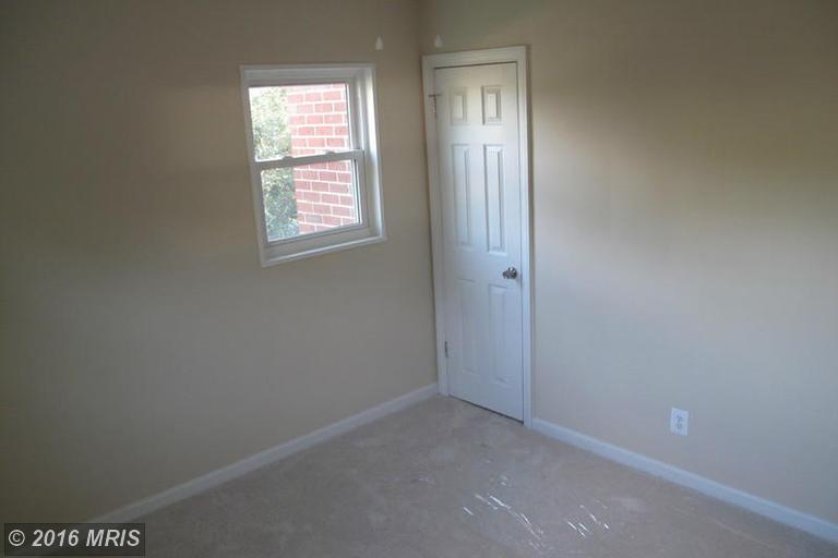 2730 Woodley Pl, Falls Church VA 22046