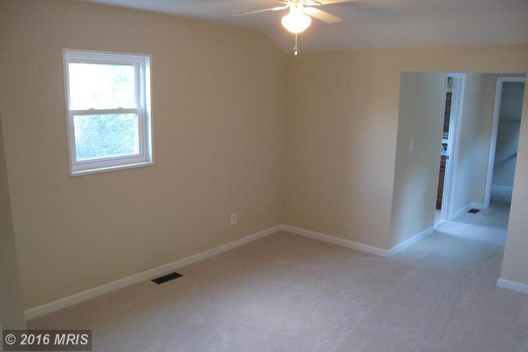 2730 Woodley Pl, Falls Church VA 22046