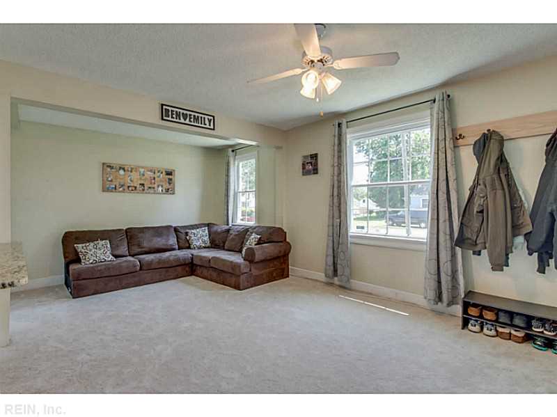 For Sale: 206 N Fairview Cir Portsmouth, VA 23702