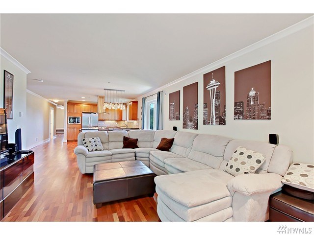For Sale: 18609 SE Newport Way #201 Issaquah, WA 98027
