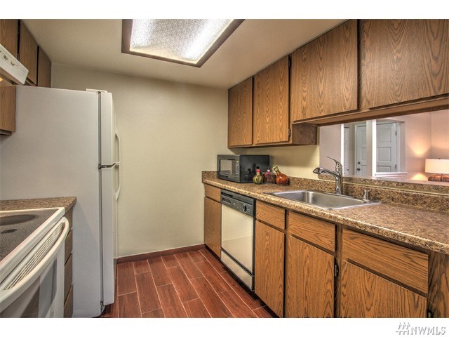 For Sale: 9927 NE 124th St #203 Kirkland, WA 98034