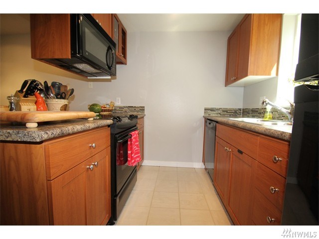 For Sale: 14006 NE 181st Pl #B-202 Woodinville, WA 98072