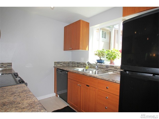 For Sale: 14006 NE 181st Pl #B-202 Woodinville, WA 98072