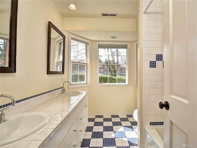 309 W Kinnear