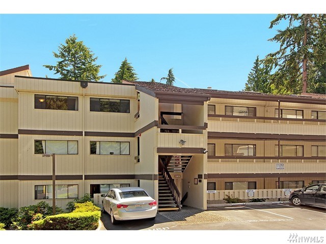For Sale: 13735 15th Ave NE #APT C-5 Seattle, WA 98125