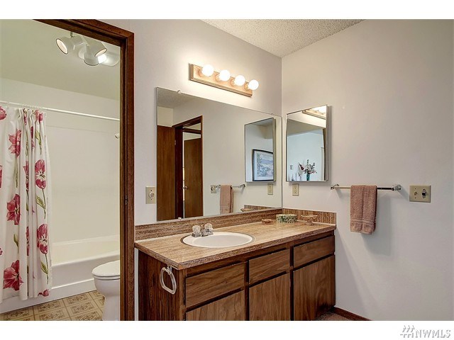 For Sale: 13735 15th Ave NE #APT C-5 Seattle, WA 98125