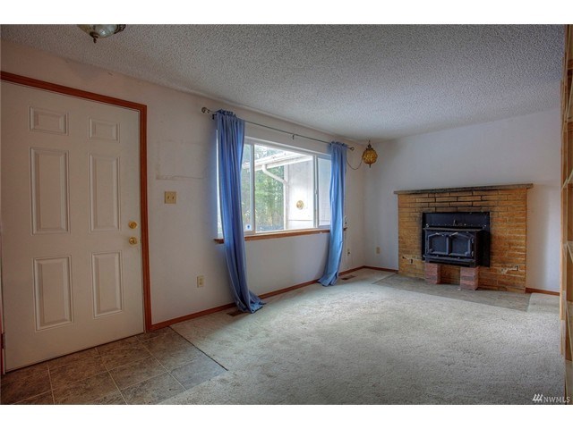 238 Easton Ave W