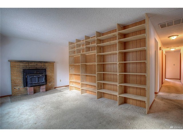 238 Easton Ave W