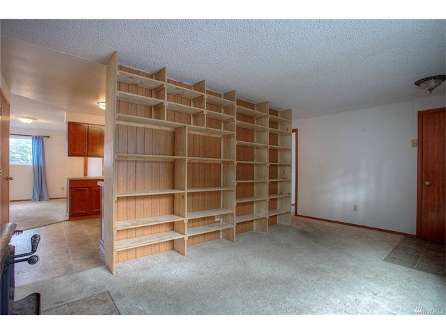 238 Easton Ave W