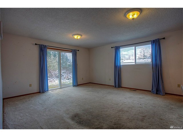 238 Easton Ave W