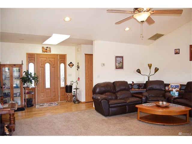 172 S Razor Clam Dr SW