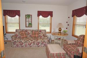 For Sale: w170n5588 Ridgewood Dr Menomonee Falls, WI 53051