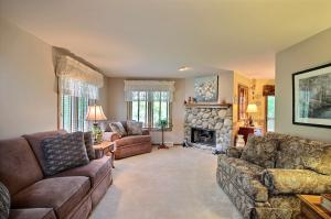 For Sale: 518 Frederick Ct Oconomowoc, WI 53066
