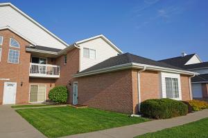 w241n2573 E Parkway Meadow Cir #APT 7, Pewaukee WI 53072