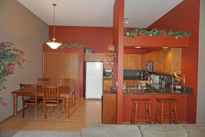 w241n2573 E Parkway Meadow Cir #APT 7, Pewaukee WI 53072