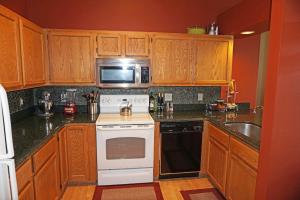 w241n2573 E Parkway Meadow Cir #APT 7, Pewaukee WI 53072