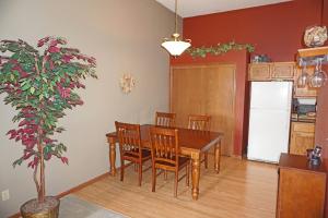 w241n2573 E Parkway Meadow Cir #APT 7, Pewaukee WI 53072