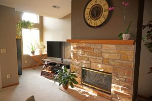 w241n2573 E Parkway Meadow Cir #APT 7, Pewaukee WI 53072