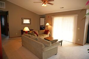 w241n2573 E Parkway Meadow Cir #APT 7, Pewaukee WI 53072