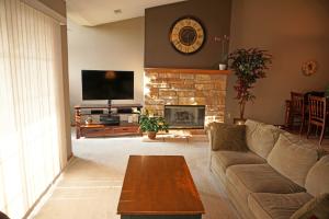w241n2573 E Parkway Meadow Cir #APT 7, Pewaukee WI 53072
