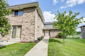 For Sale: 1360 Meadowcreek Dr #APT F Pewaukee, WI 53072
