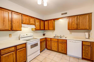 For Sale: 1360 Meadowcreek Dr #APT F Pewaukee, WI 53072