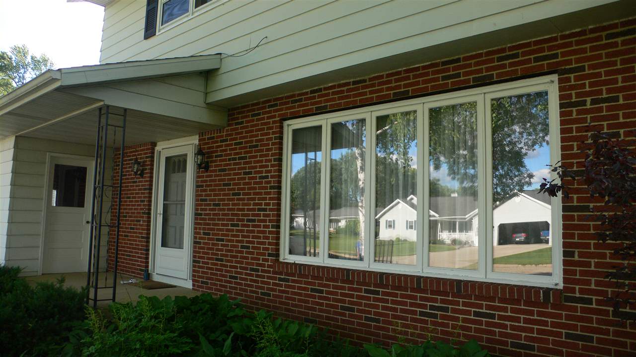 For Sale: 404 Parkview Dr Columbus, WI 53925