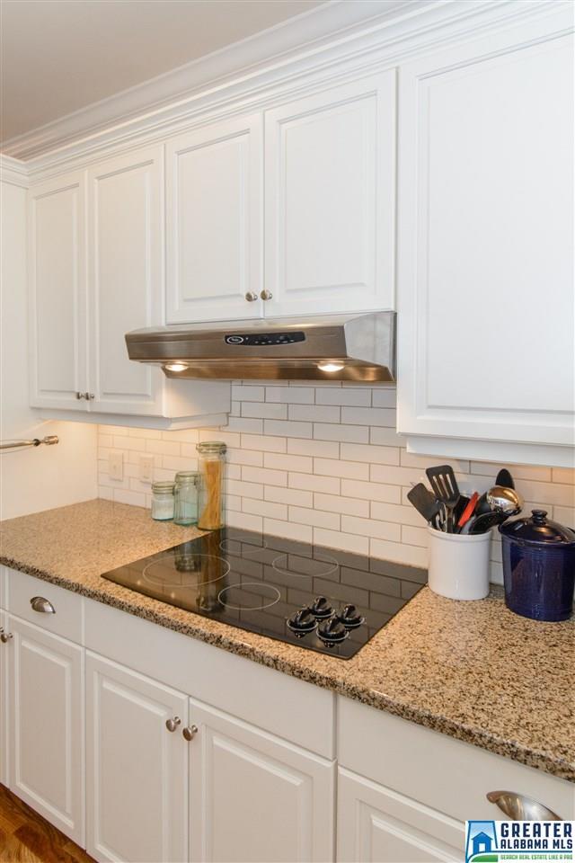 1061 DUNSMORE DR, Chelsea, AL 35043
