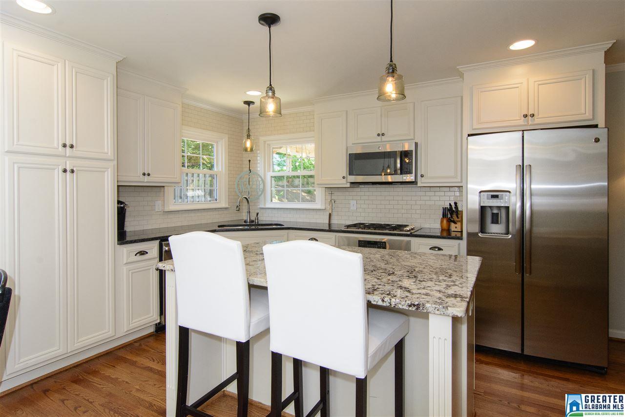 2136 WOODHUE CIR, Vestavia Hills, AL 35216