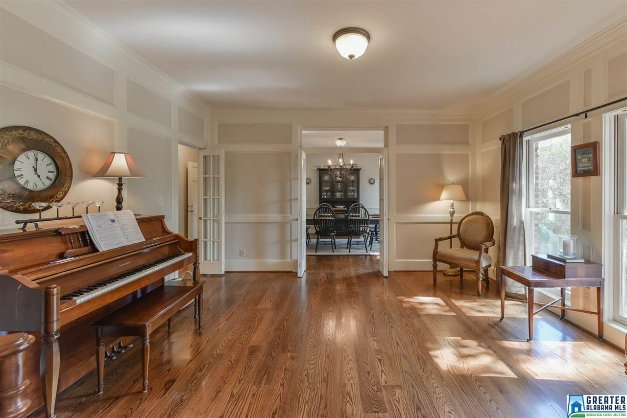 2700 WATKINS GLEN DR, Vestavia Hills, AL 35216