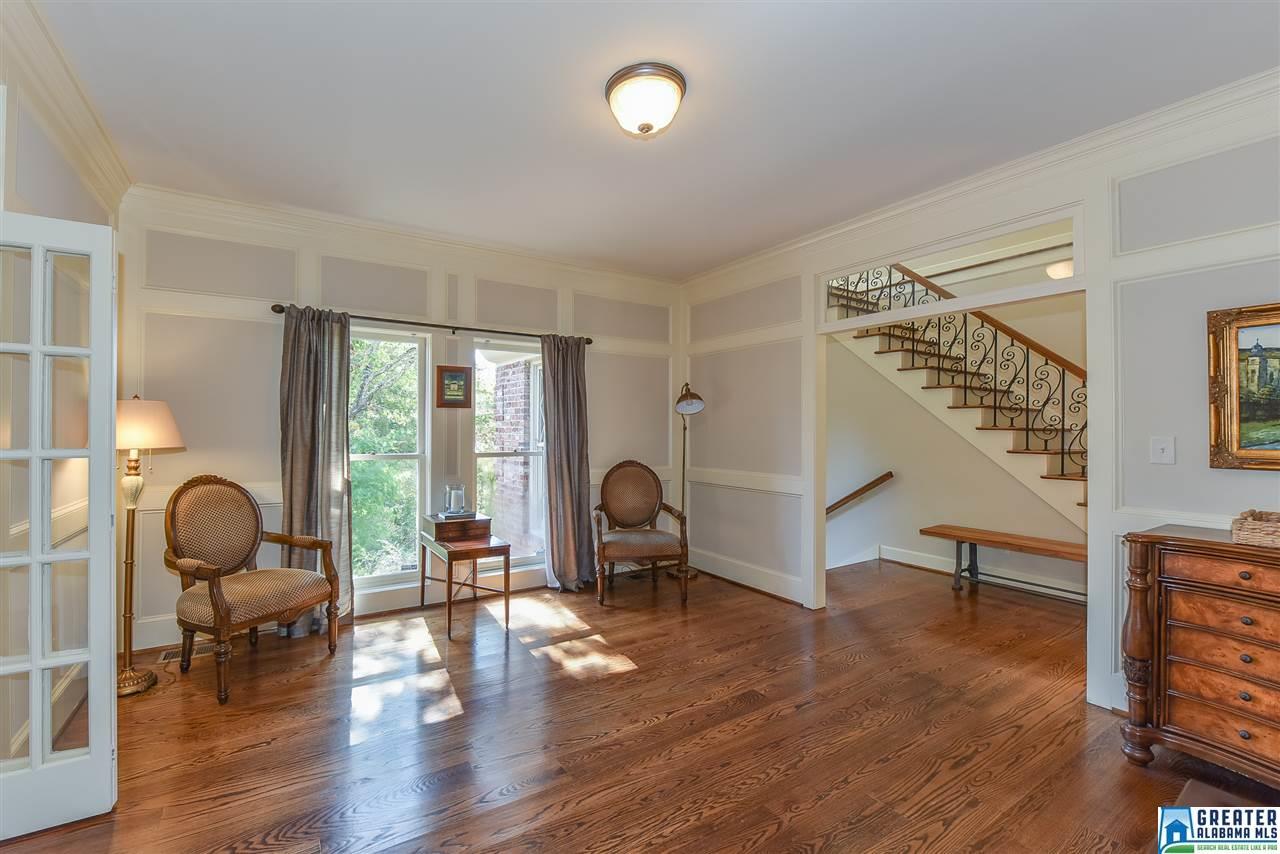 2700 WATKINS GLEN DR, Vestavia Hills, AL 35216