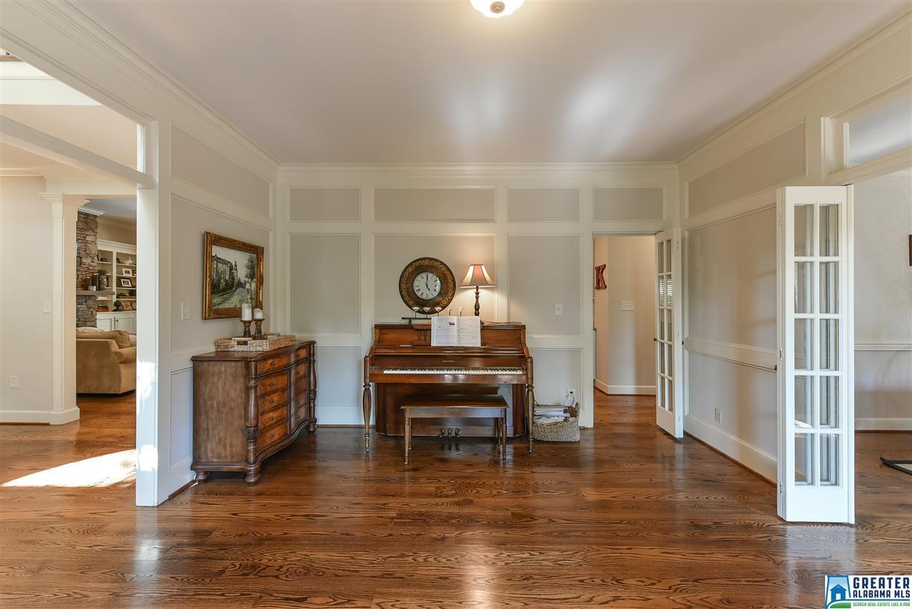 2700 WATKINS GLEN DR, Vestavia Hills, AL 35216