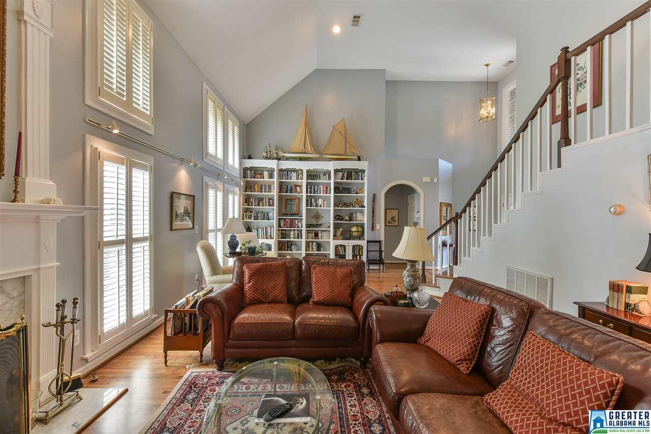 611 LONGWOOD PL, Vestavia Hills, AL 35226