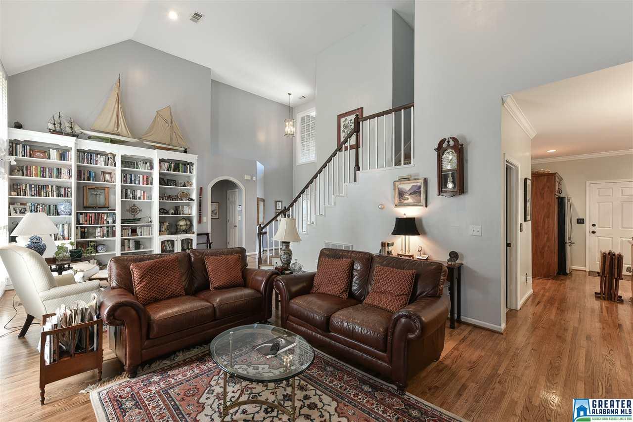 611 LONGWOOD PL, Vestavia Hills, AL 35226