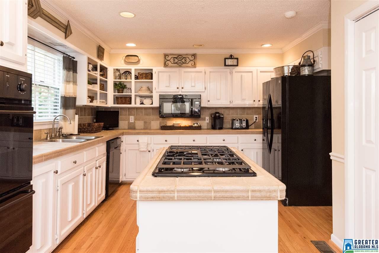 2571 FOOTHILLS DR, Hoover, AL 35226