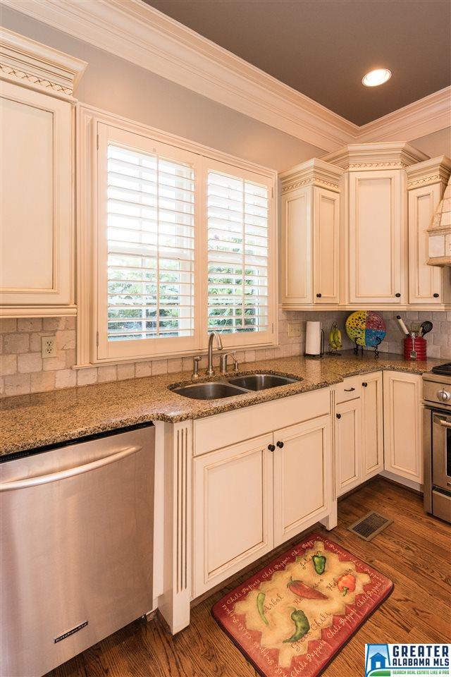 654 FOUNDERS PARK DR, Hoover, AL 35226
