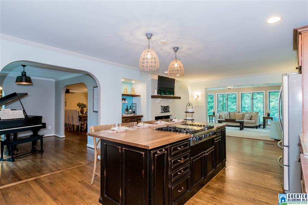 2700 Altadena Rd, Vestavia Hills, AL 35243