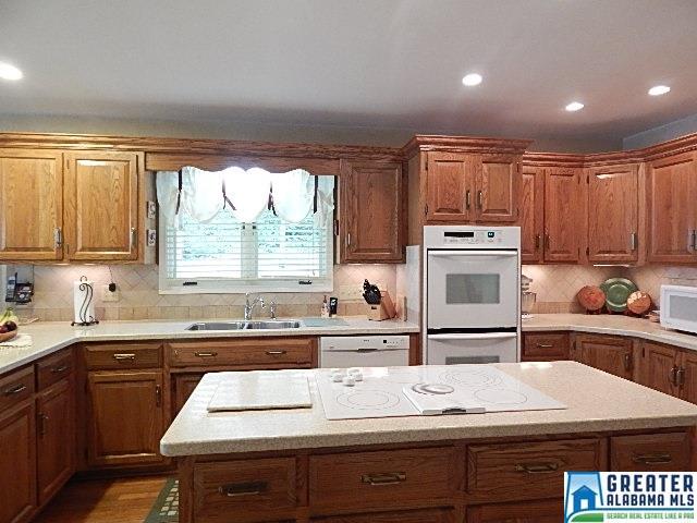 2021 LAKEMOOR DR, Hoover, AL 35244