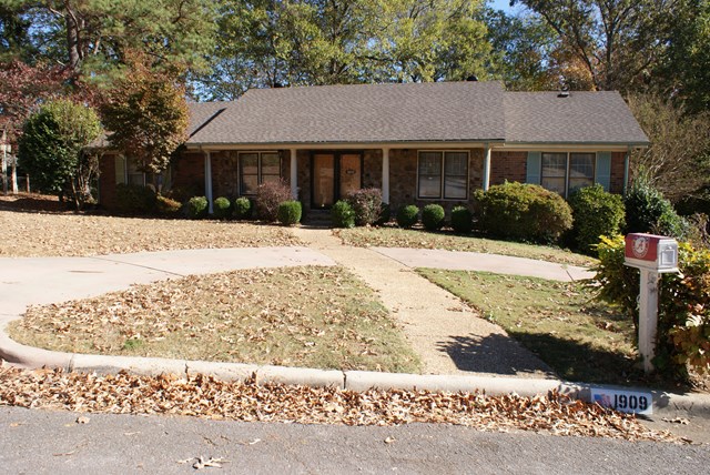 1909 Beechwood Dr S, Florence, AL 35630