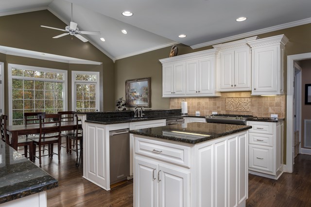 211 Riverwood Dr, Florence, AL 35634