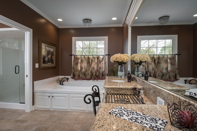 211 Riverwood Dr, Florence, AL 35634