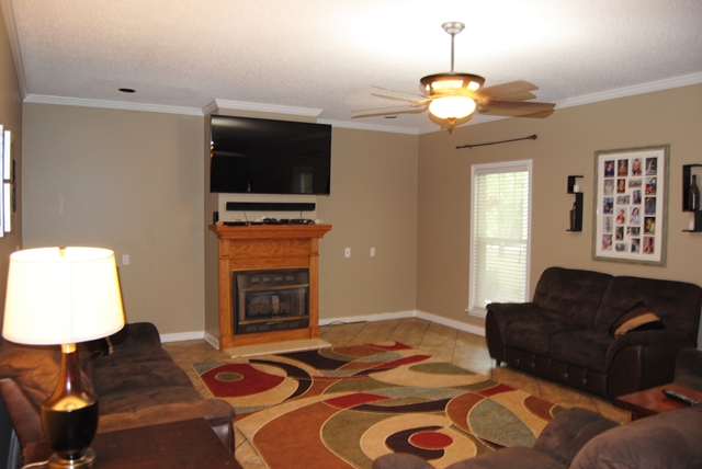 25 Oxford Dr, Killen, AL 35645