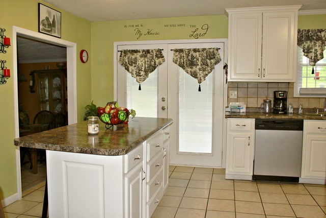 805 Spurgeon Rd, Russellville, AL 35654