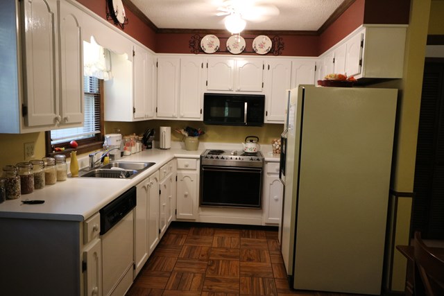 160 Ridgewood Dr, Muscle Shoals, AL 35661