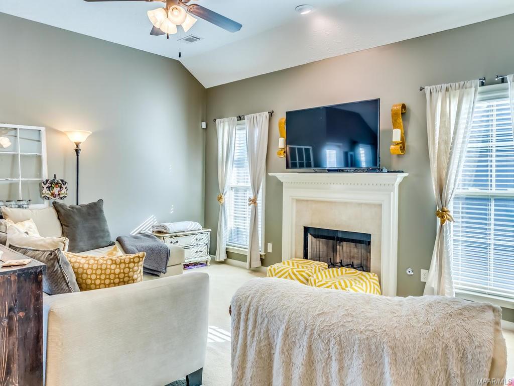 54 LAUREL Place, Deatsville, AL 36022
